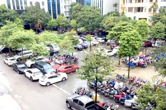 Hà Nội should make use of empty spaces for parking lots