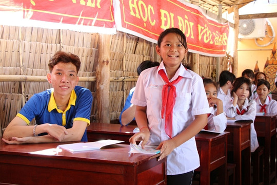 Hậu Giang’s ethnic minority children enjoy free English classes