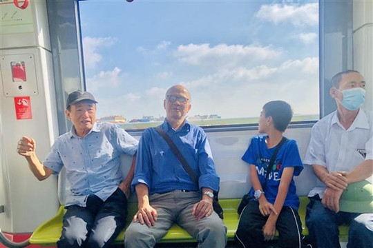 City dwellers eager to experience the first operation day of the Nhổn - Hà Nội Metro Line