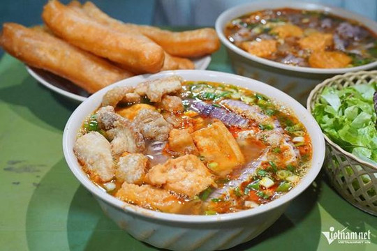 Bún riêu vỉa hè 'tên kém sang' ở Hà Nội, đêm nào cũng bán vài trăm bát