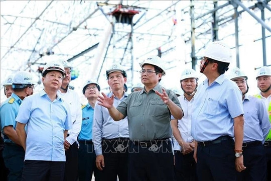 Government leader visits key transport facilities in HCM City
