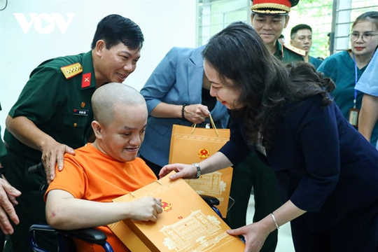 Vice President visits AO/dioxin victims in Hà Nội