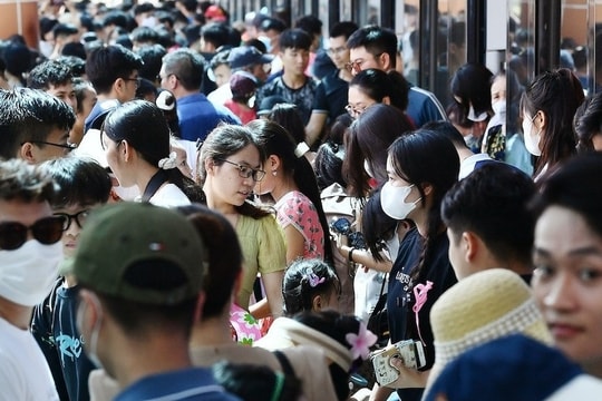 Dân hào hứng trải nghiệm metro Nhổn-Cầu Giấy, kỷ lục 66.078 lượt khách đi tàu