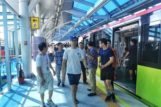 Nhổn-Hà Nội metro line's first week passenger figure more than doubles that of Cát Linh-Hà Đông line