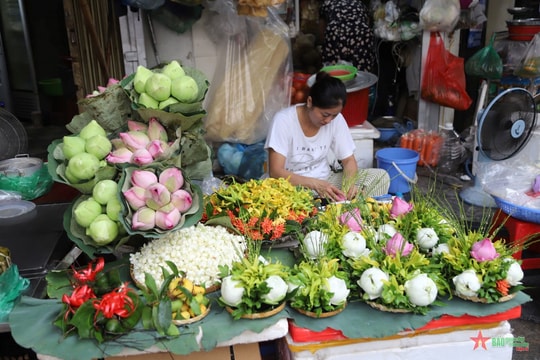 Sôi động thị trường đồ cúng ngày Rằm tháng Bảy