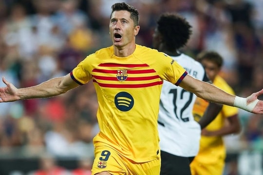 Lewandowski lập cú đúp, Barcelona ngược dòng đánh bại Valencia