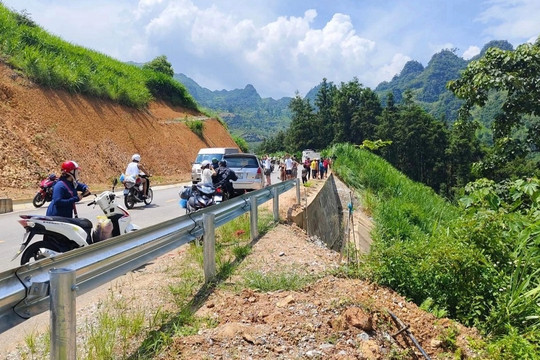 Ô tô lao xuống vực sâu ở Hà Giang rồi bốc cháy, 2 người thương vong