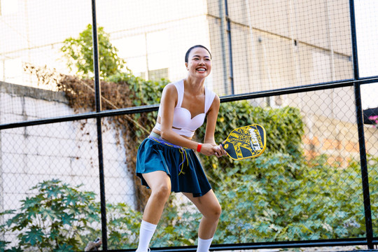 Chơi thể thao mặc mát mẻ là đúng, sao phải dè bỉu, chê bai cô gái pickleball?