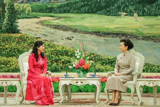 Vietnamese, Chinese first ladies enjoy tea, Chinese art performances