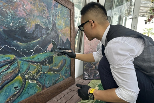 Young painter passionate about traditional lacquer painting