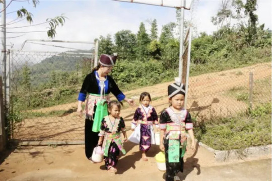 A Mông teacher devotes herself to helping ethnic children