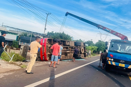 Bus accident in Gia Lai claims one life, 18 others injured