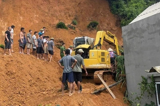 Hơn một giờ giải cứu người đàn ông bị đất đá sạt lở, vùi lấp ở Tuyên Quang