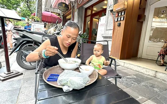 Sumptuous phở for the needy