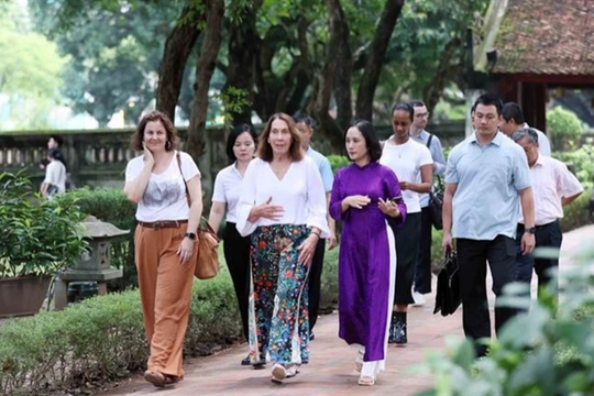 Australian Senate President visits Temple of Literature