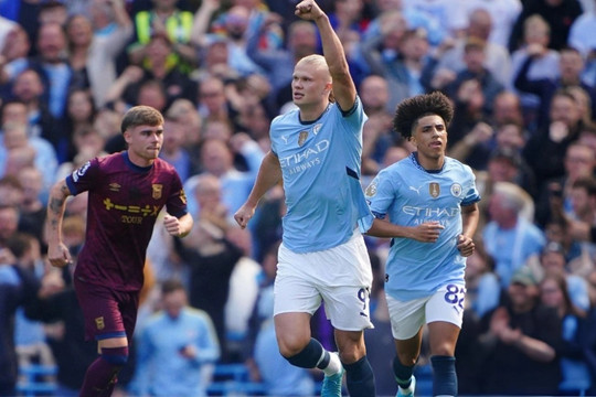 Haaland lập hat-trick, Man City vươn lên đầu bảng xếp hạng