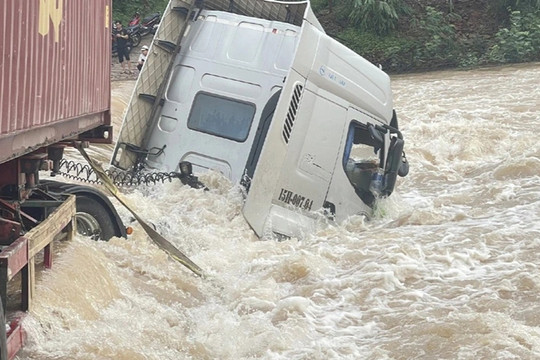 Bắc Giang: Lũ cuốn trôi xe đầu kéo, 2 người dân lao xuống nước cứu tài xế