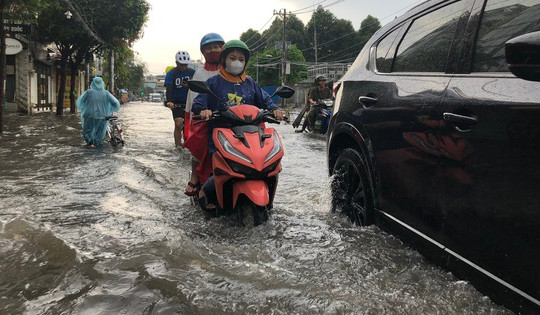 Đường phố TP HCM mênh mông nước sau trận mưa lớn chiều nay