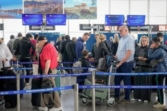 Int'l passenger volume via airports sees strong growth in 8 months