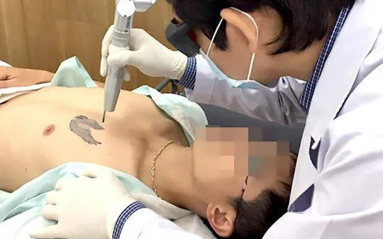 HCM City’s Dermatology Hospital receives increasing numbers of patients with tattoo-related complications