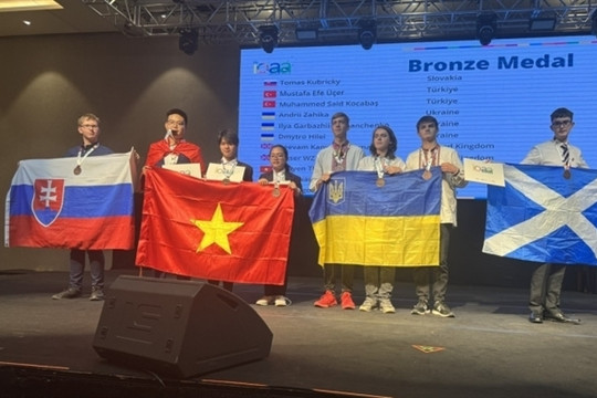 Five Vietnamese students bag medals at Int’l Astronomy, Astrophysics Olympiad