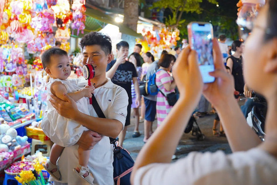 Early Mid-Autumn festival atmosphere hits Hanoi streets