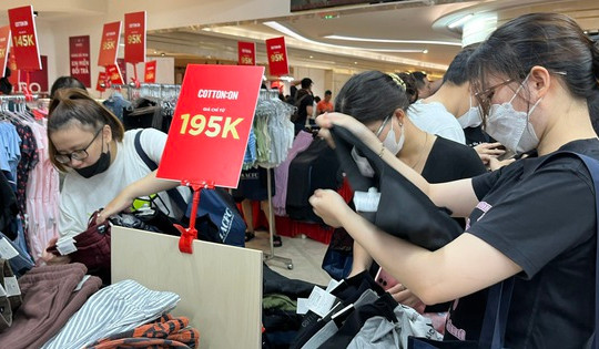 TP HCM khai mạc siêu sale hàng hiệu, quần jean Calvin Klein giá 1,2 triệu, giày Nike chưa tới 1 triệu đồng...