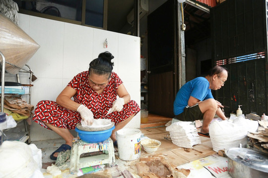 Hanoi’s last Old Quarter paper mask artisans