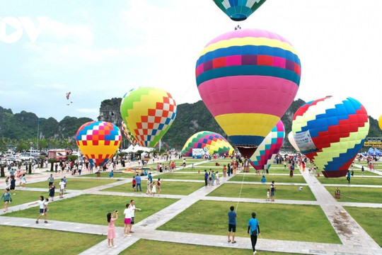 Hot air balloon festival marks Ha Long Bay’s UNESCO title recognition