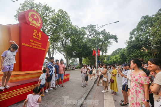 Hoan Kiem Lake attracts crowds on National Day