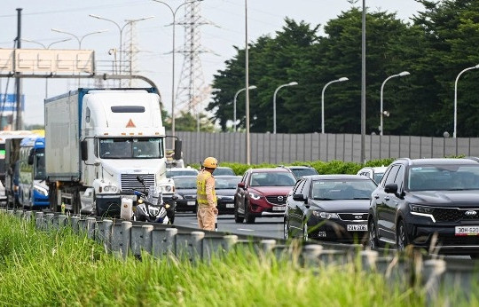 Kết thúc kỳ nghỉ lễ 2/9 sớm, người dân ùn ùn trở về Hà Nội