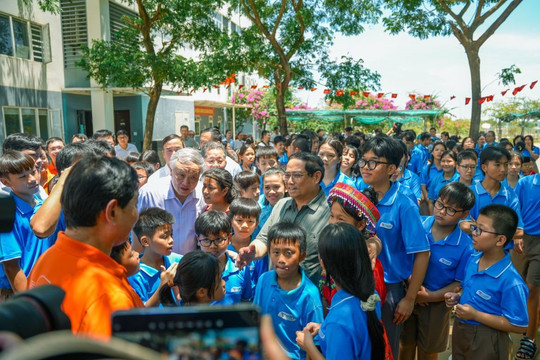 Thủ tướng Phạm Minh Chính mong muốn học sinh trường Hy Vọng được hướng đến những ngành mới như Công nghệ AI, chip bán dẫn