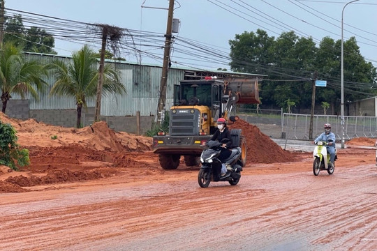 Cô gái trẻ bị lũ cát cuốn trôi trên đường nối Phan Thiết - Mũi Né