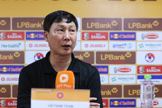 HLV Kim Sang-sik: Đặng Văn Lâm gặp áp lực tâm lý