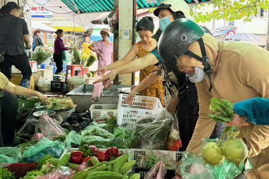 Lo bão Yagi người Hà Nội đổ xô tích trữ, hàng thịt cá bán vèo cả tạ