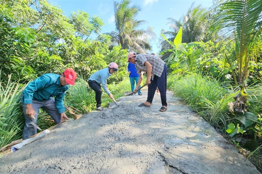 Hậu Giang volunteers dedicate six years to making safer roads