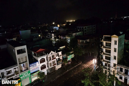 Cập nhật bão Yagi: Hàng loạt cây xanh tại Hà Nội ngã đổ, Quảng Ninh và Hải Phòng mất điện diện rộng 