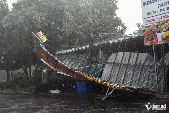 Cập nhật bão Yagi: Quảng Ninh tôn bay đầy trời, mưa như trút