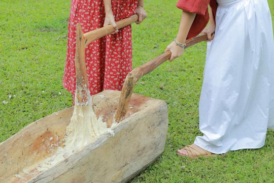 Lên Mộc Châu trải nghiệm giã bánh dày với đồng bào H’Mông