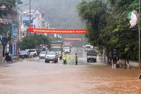 Phố núi Sơn La ngập sâu do mưa bão