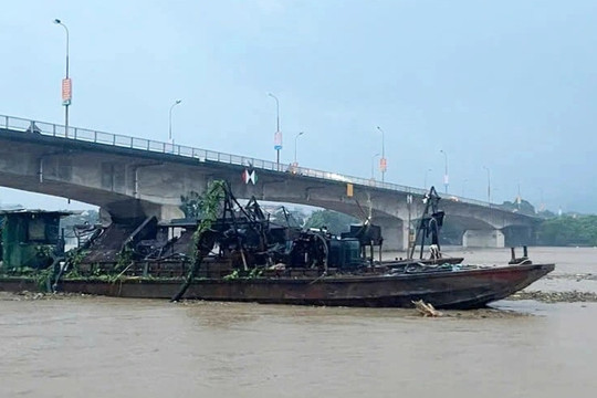 Hai tàu Trung Quốc trôi dạt trên sông Hồng đã được dắt vào bờ