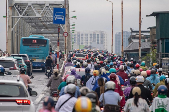 Cấm cầu Long Biên, hàng nghìn phương tiện nối đuôi nhau đi cầu Chương Dương