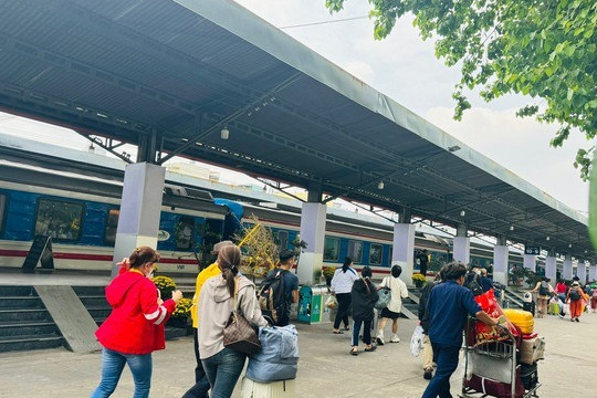 Minibuses, electric vehicles to ease traffic around Saigon Railway Station