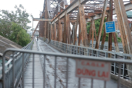 Hà Nội closes off historic Long Biên Bridge from today