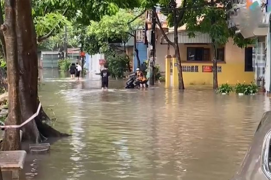 Hà Nội 3 ngày sau bão Yagi: Nước sông dâng cao hiếm thấy, tràn cả vào khu dân cư