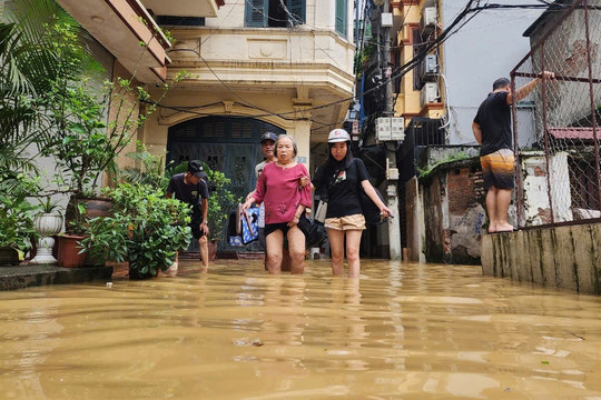 Người dân quận Hoàn Kiếm hối hả chạy lũ sông Hồng tràn vào trong xóm