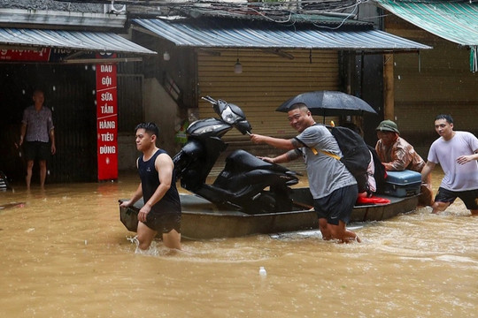 Nước sông Hồng vượt báo động 2, người dân ven đê vội vã sơ tán khẩn cấp