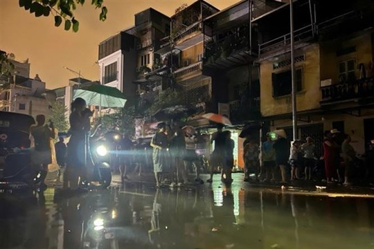 Red River floods exceed warning level 2, disaster risk elevated in Hà Nội