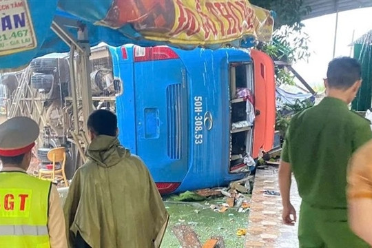 Four die, including a small child,  after sleeper coach overturns in Đắk Lắk Province