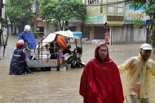 Hà Nội struggles to cope with severe flooding triggered by heavy rain